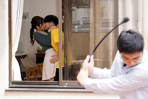 Một phòng khách sạn dâm đãng với hai người đàn ông và một người phụ nữ cho một bữa tiệc thác loạn 3P, quỳ trên mặt đất với hai con cặc thay phiên nhau, vùi đầu và quan hệ với nhau