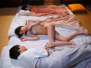 Dí người yêu của anh trai từ phía sau khi tình cờ nhìn thấy chị ấy thủ dâm trong chuyến về quê