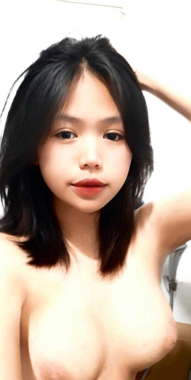 Sang nhà thằng bạn chơi, thanh niên chịch luôn má bạn đang thiếu thốn